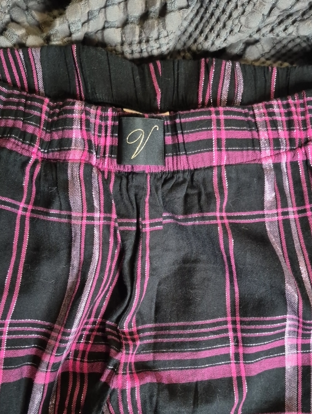 Victoria's Secret NWOT Plaid Pink Black Shimmer Pajama Jogger Pants Size XS - Picture 2 of 3